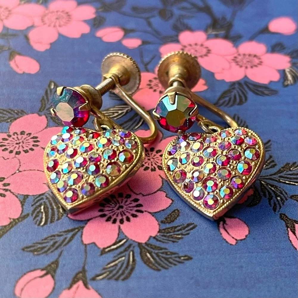 Vtg signed Weiss red AB crystal/rhinestone & goldtone heart screwback earrings - Picture 2 of 11